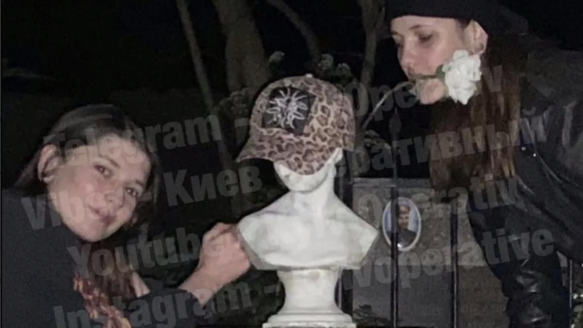 На київському цвинтарі молодики влаштували веселу гулянку