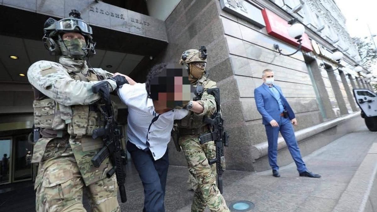 Террориста, який захопив банк у Києві, могли випустити з лікарні Террориста, який захопив банк у Києві, могли випустити з лікарні