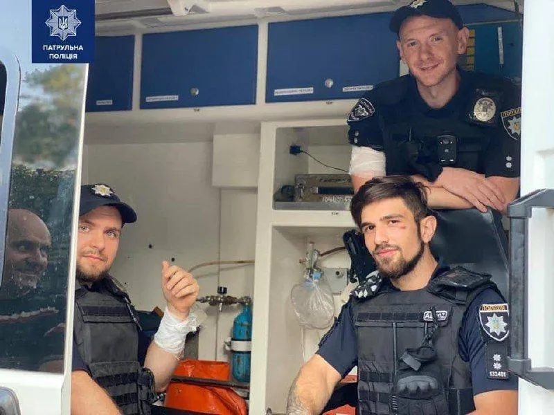 Поліцейські, що вели перемовини з чоловіком Поліцейські, що вели перемовини з чоловіком