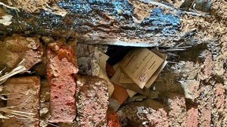 Револьвер і портрети Гітлера: чоловік знайшов у своєму будинку таємний нацистський сховок