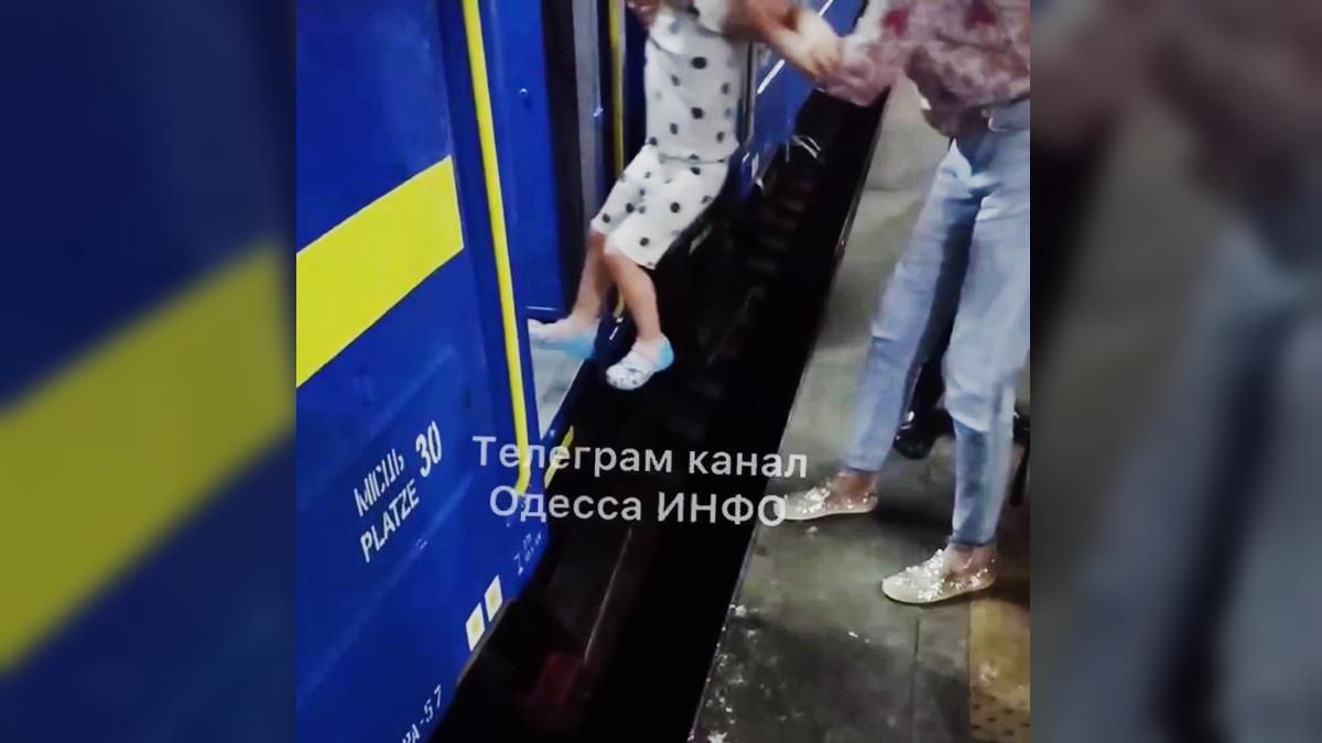 На поезд Киев - Одесса нужно запрыгивать: перрон слишком высокий