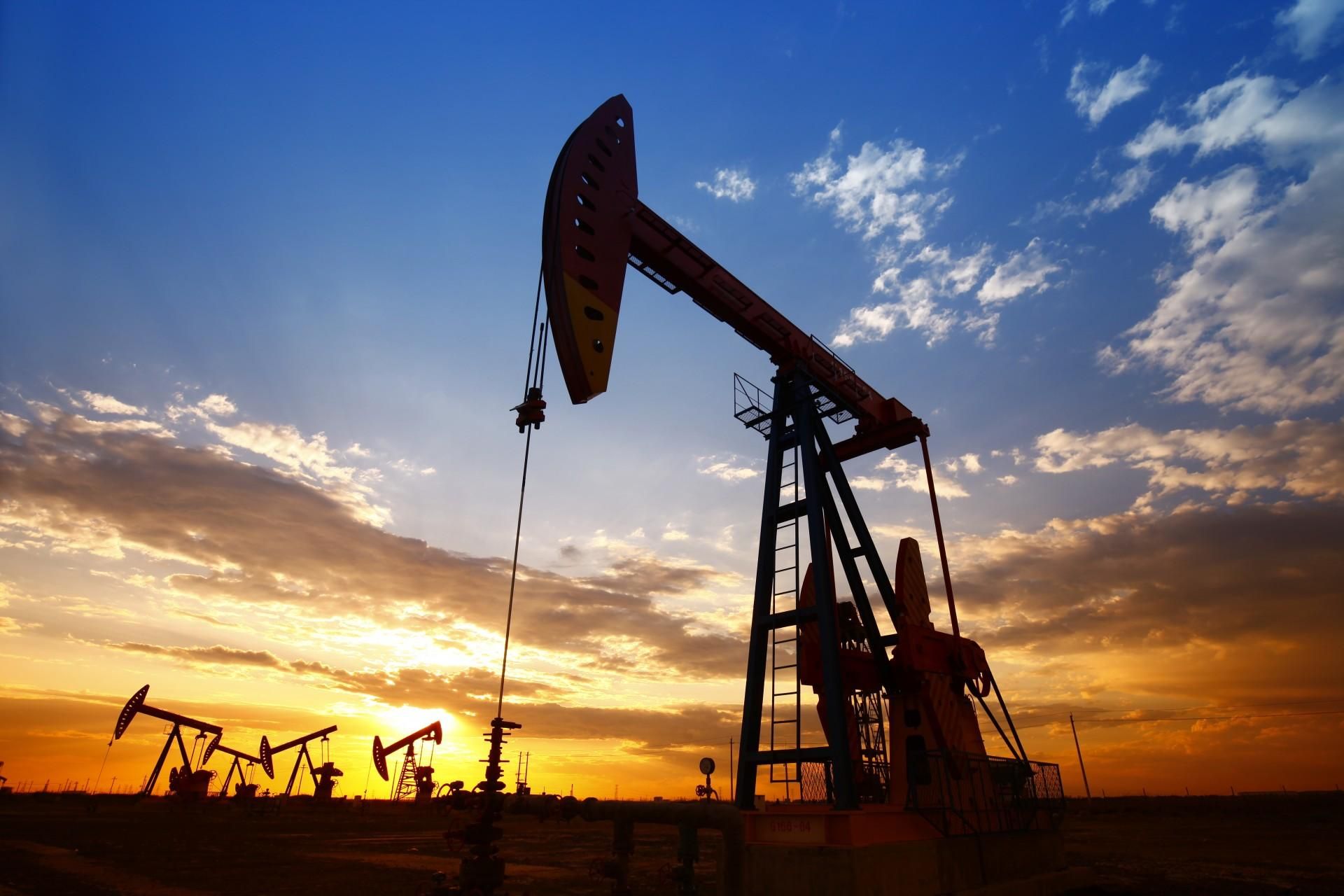 Обвал цен на нефть: что повлияло на стоимость продукта