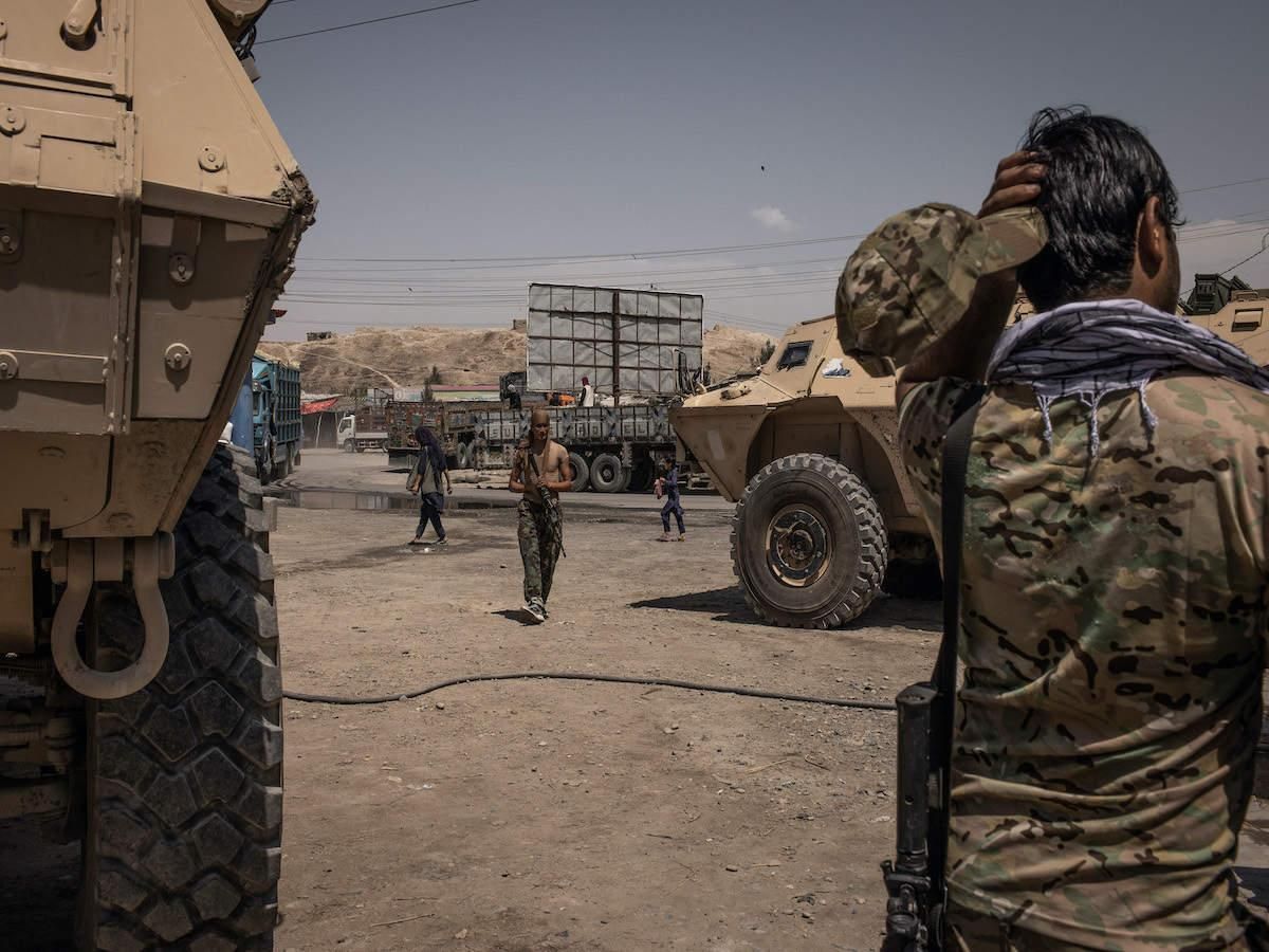 На півночі Афганістану тривають важкі бої: бойовики захопили 5 міст
