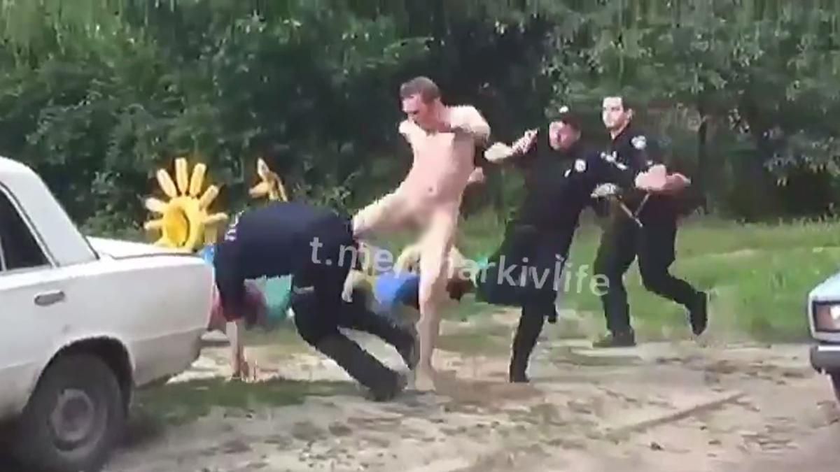 Голый мужчина бросался на полицейских в Харьковской области: видео 18+ Голый мужчина бросался на полицейских в Харьковской области: видео 18+