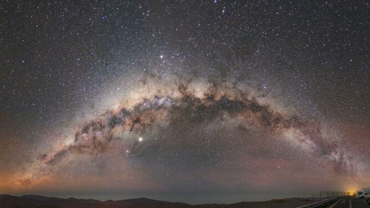 Вражаюче фото арки Чумацького шляху над пустелею в Чилі