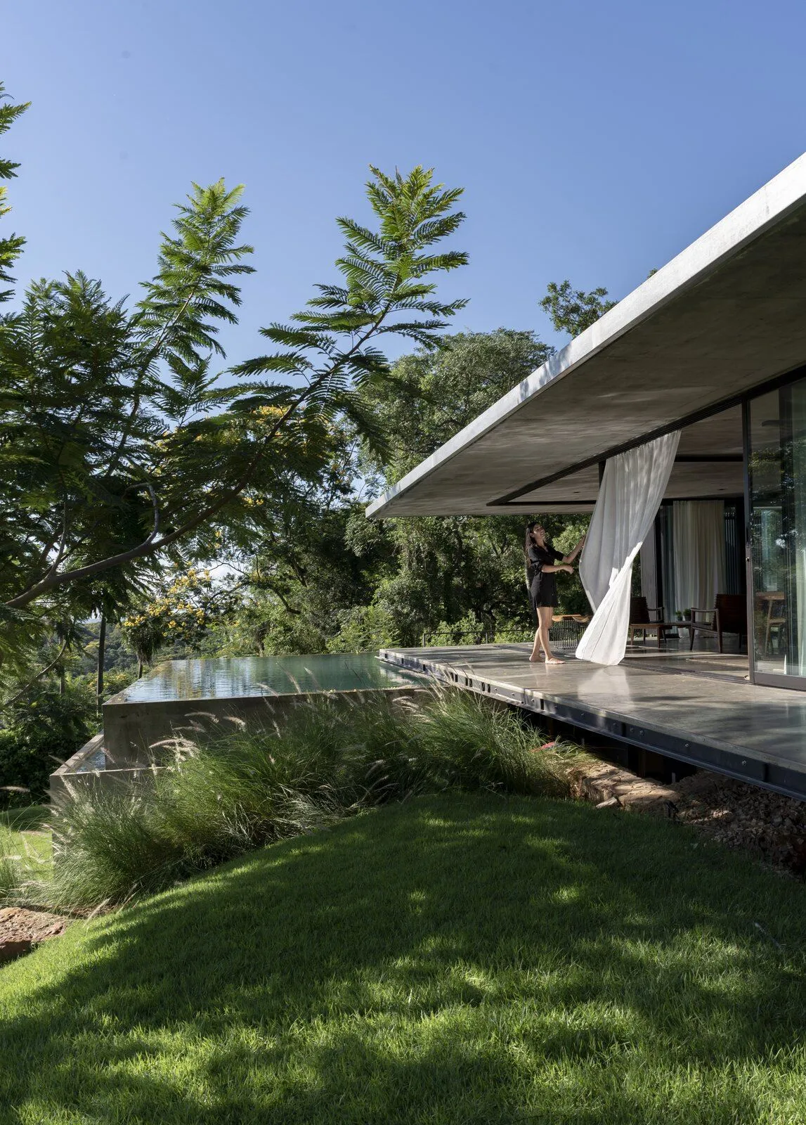 Дім з бетону та скла Дім з бетону та скла