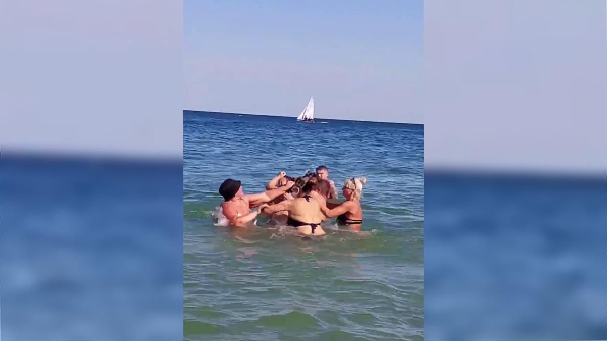 Устроили драку в море у Ланжерона в Одессе: видео Устроили драку в море у Ланжерона в Одессе: видео