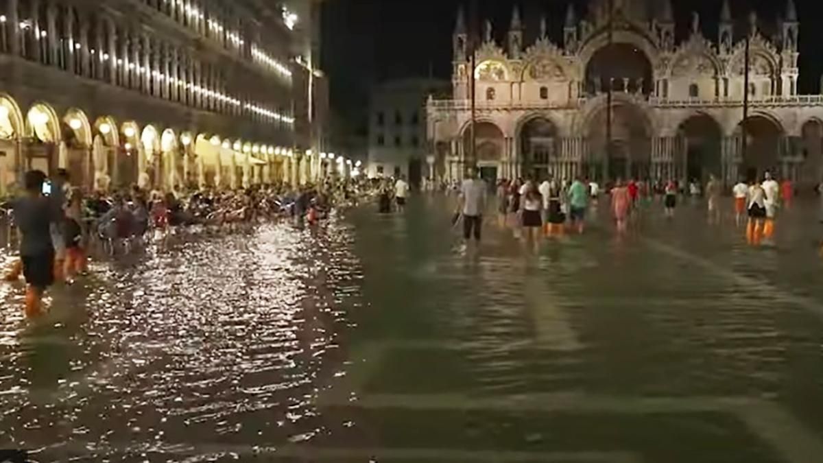 Наводнение 9 августа 2021 затопило главную площадь Венеции: видео