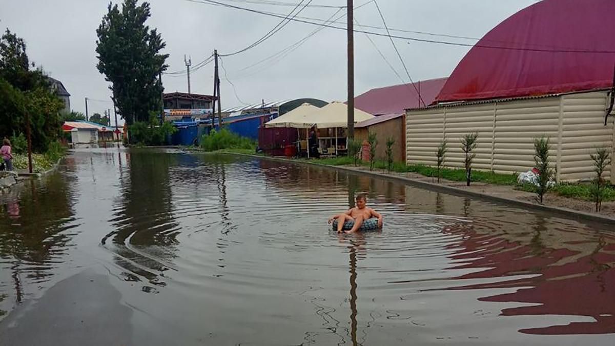 Зате медуз немає: у Генічеську вулиця перетворилась у басейн Зате медуз немає: у Генічеську вулиця перетворилась у басейн
