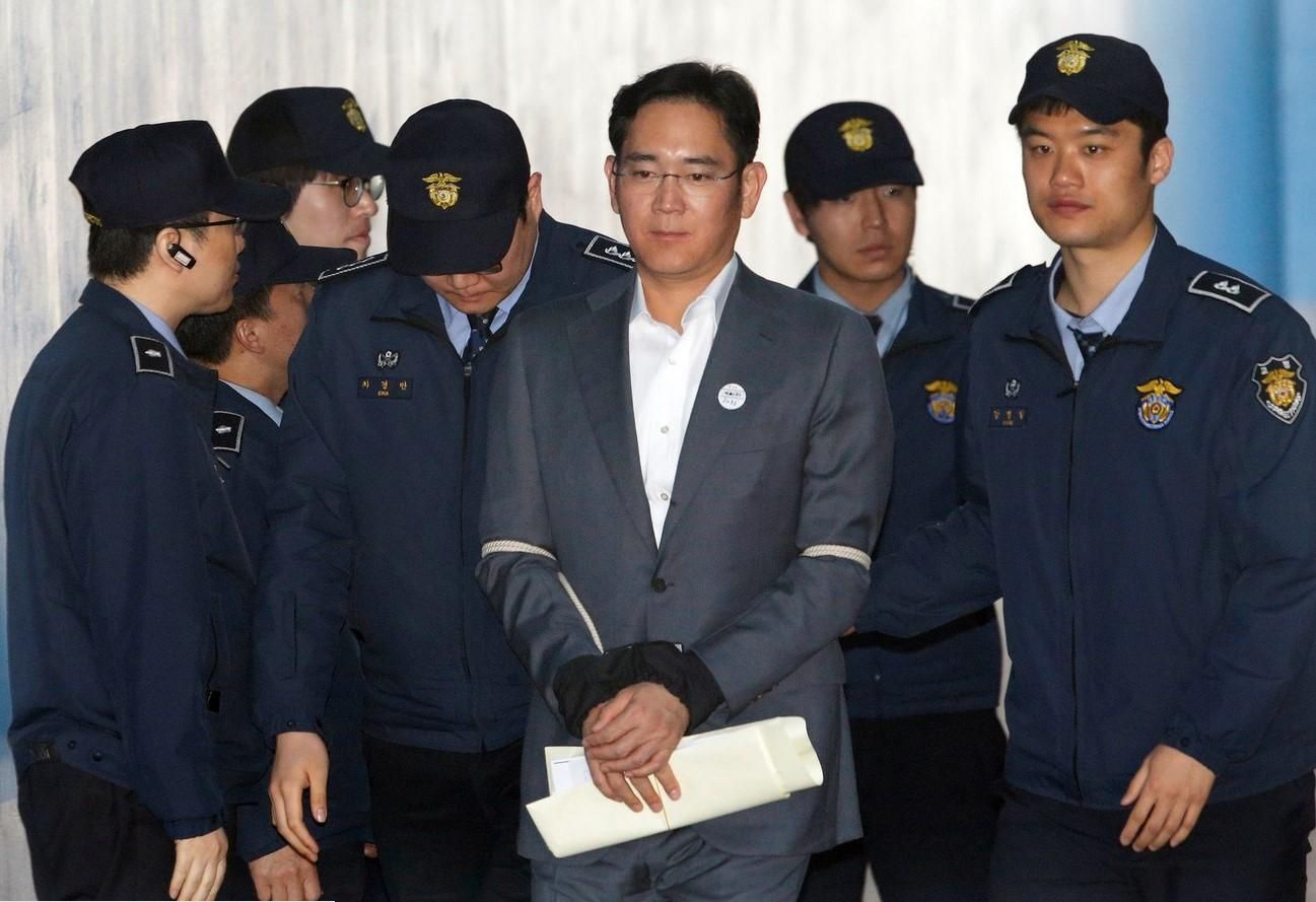 Очільник Samsung вийде з в'язниці достроково
