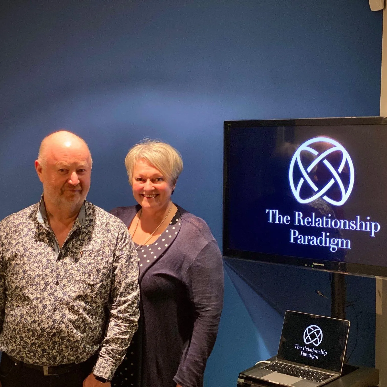 Психотерапевт Ніл Вілкі (зліва) / Фото фейсбук Neil Wilkie Психотерапевт Ніл Вілкі (зліва) / Фото фейсбук Neil Wilkie