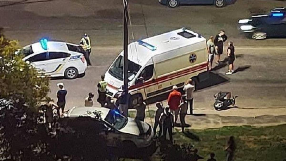 В Днепре автомобиль с родителями сбил мотоцикл с их ребенком: фото В Днепре автомобиль с родителями сбил мотоцикл с их ребенком: фото