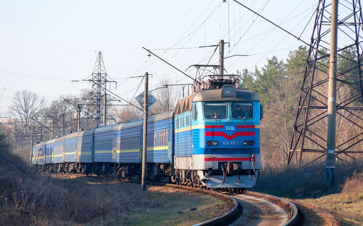Между Борщаговской и Берестейской ромы остановили поезд и забросали его камнями: видео Между Борщаговской и Берестейской ромы остановили поезд и забросали его камнями: видео
