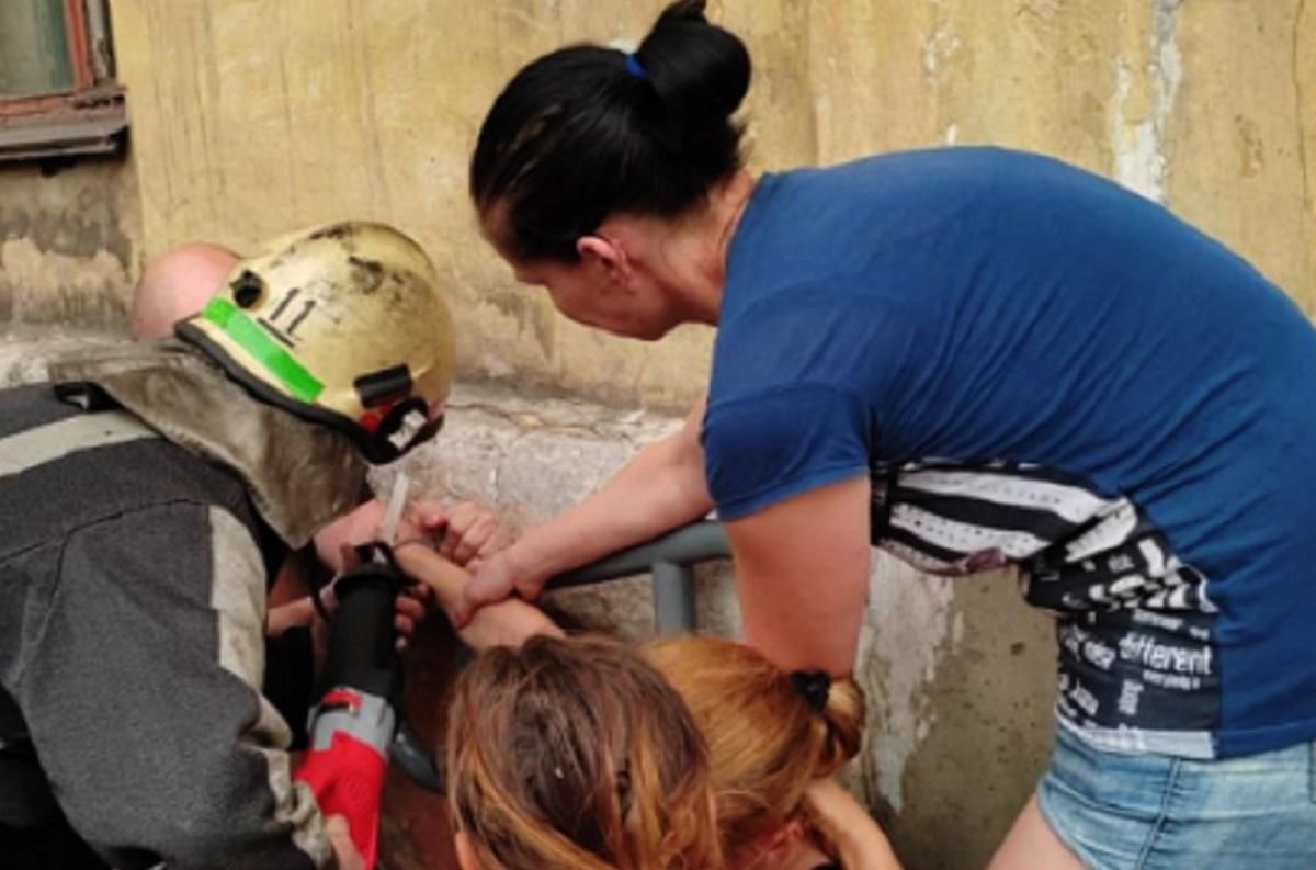 У Кривому Розі діти пристебнули маму до труби наручниками У Кривому Розі діти пристебнули маму до труби наручниками