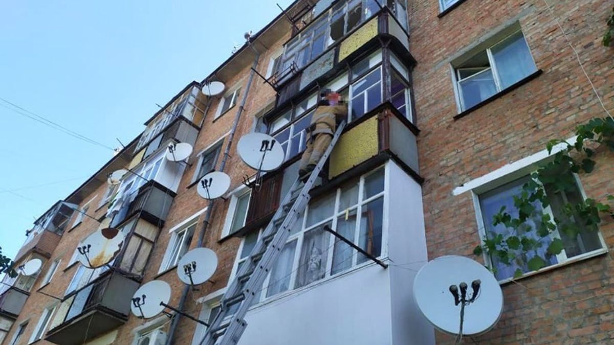 На Полтавщине спасатели сняли ребенка с балкона,, что был дома один На Полтавщине спасатели сняли ребенка с балкона,, что был дома один