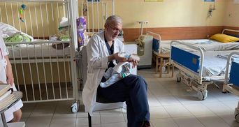 Во Львове провели сложнейшую операцию младенцу, от которого отказалась мама: он ищет новую семью
