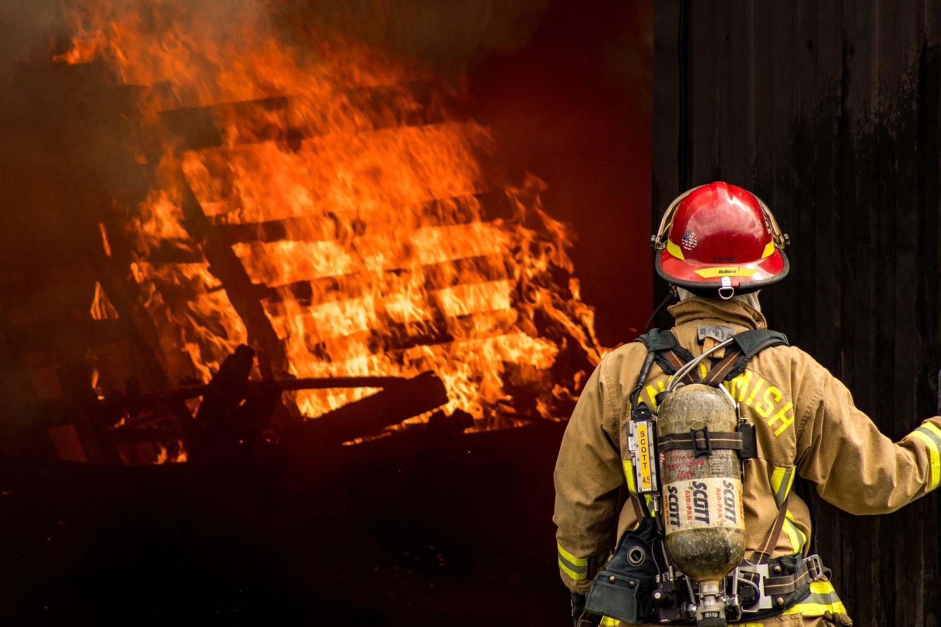 Пожежний костюм: чи витримає пожежний костюм вплив вогню