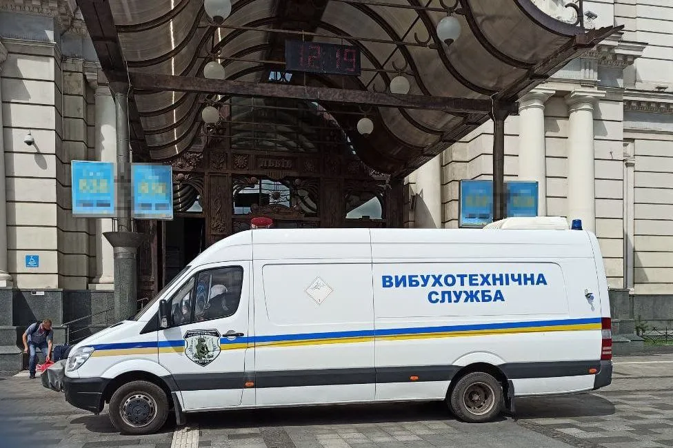 На залізничному вокзалі у Львові знайшли підозрілу сумку: усіх людей евакуювали – фото