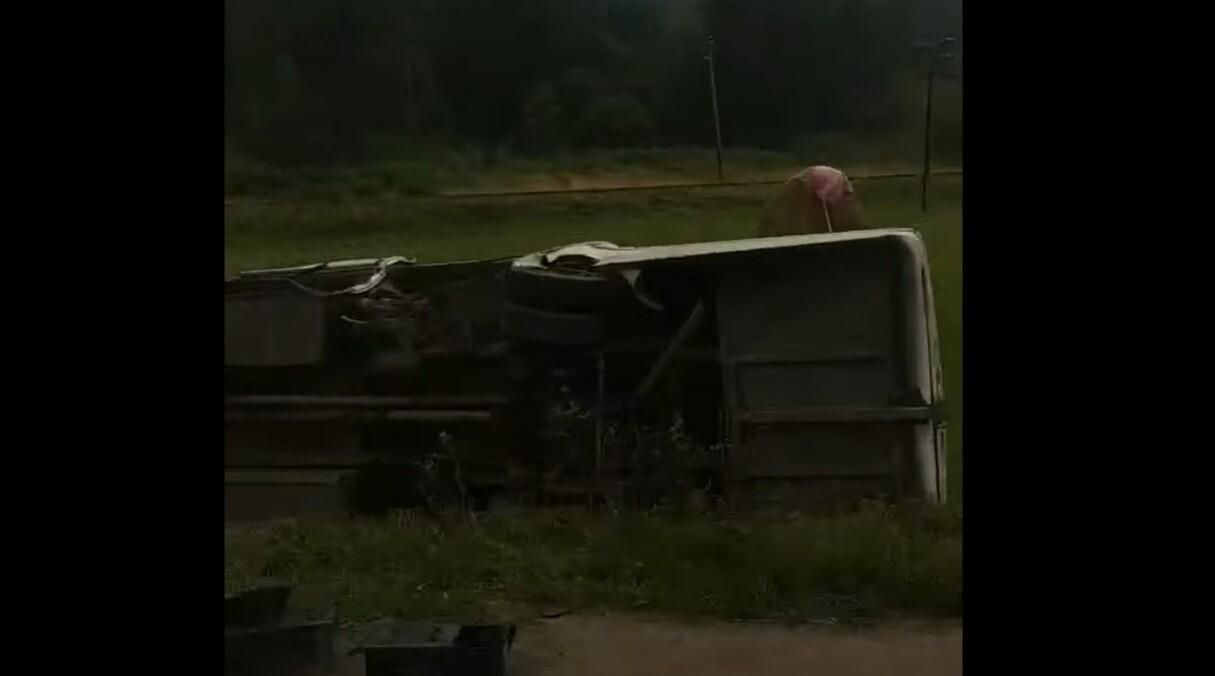 Біля Яремче внаслідок ДТП перекинувся автобус з пасажирами: відео Біля Яремче внаслідок ДТП перекинувся автобус з пасажирами: відео