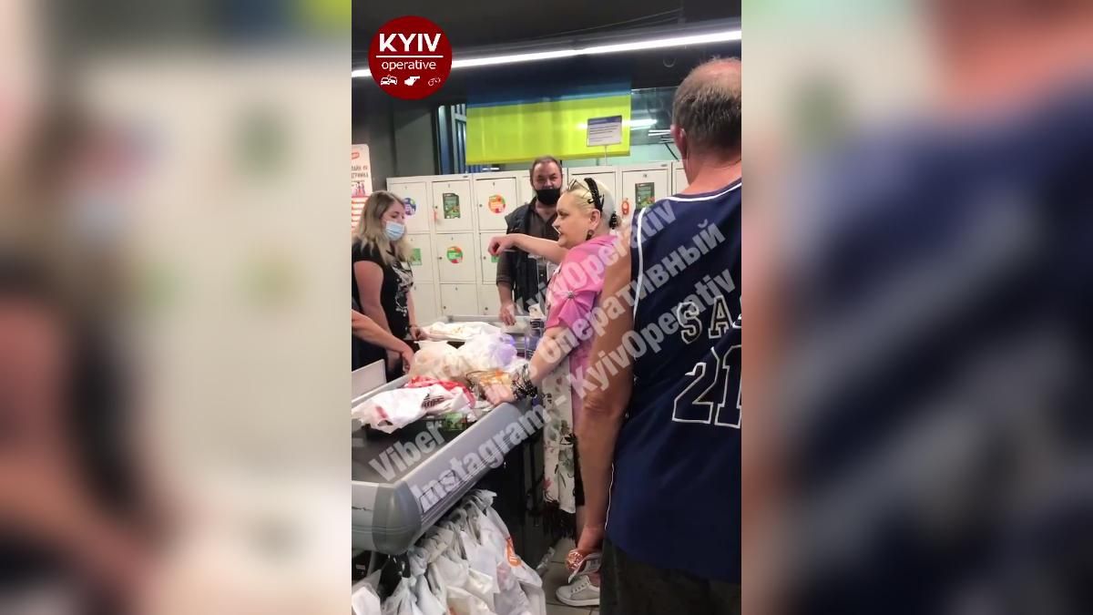 Влаштували скандал через маску в супермаркеті: відео