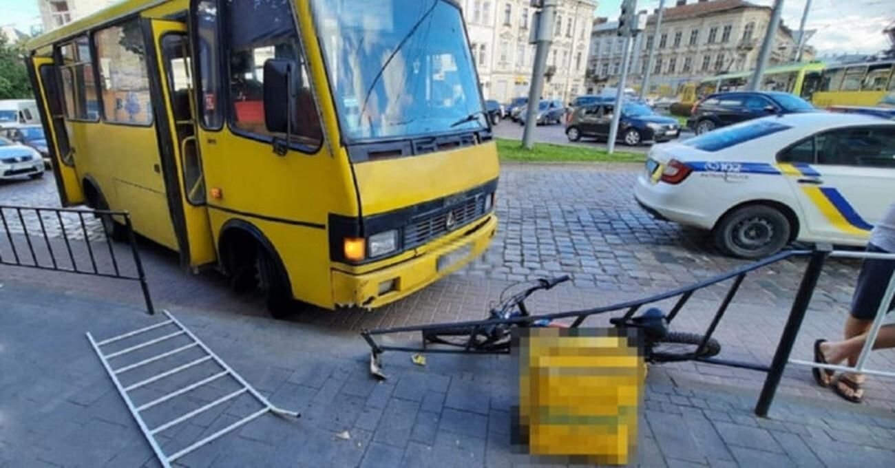 Водитель львовской маршрутки сбил курьера на Glovo велодорожке: фото