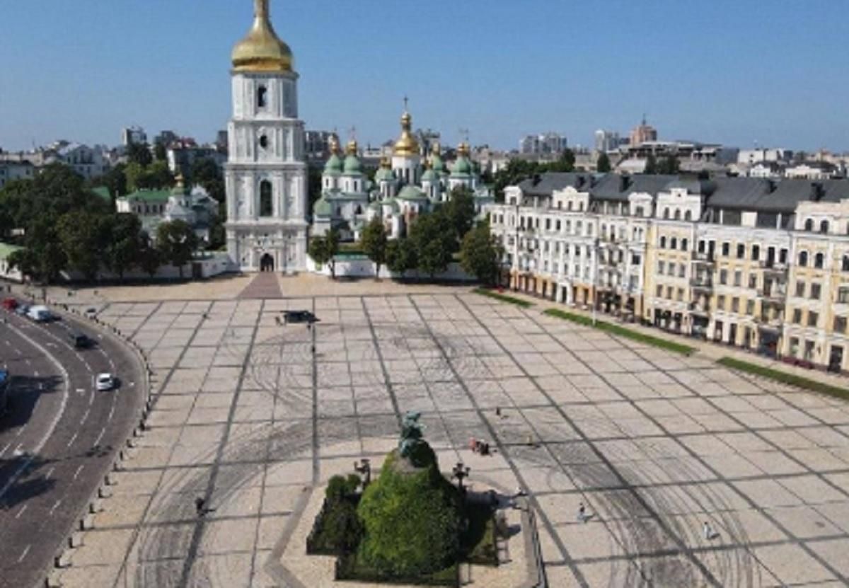 Дрифт с Alyona Alyona на Софийской площади: реакция полиции Дрифт с Alyona Alyona на Софийской площади: реакция полиции