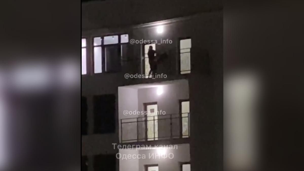 Пара займалася сексом на балконі в Одесі: відео 18+