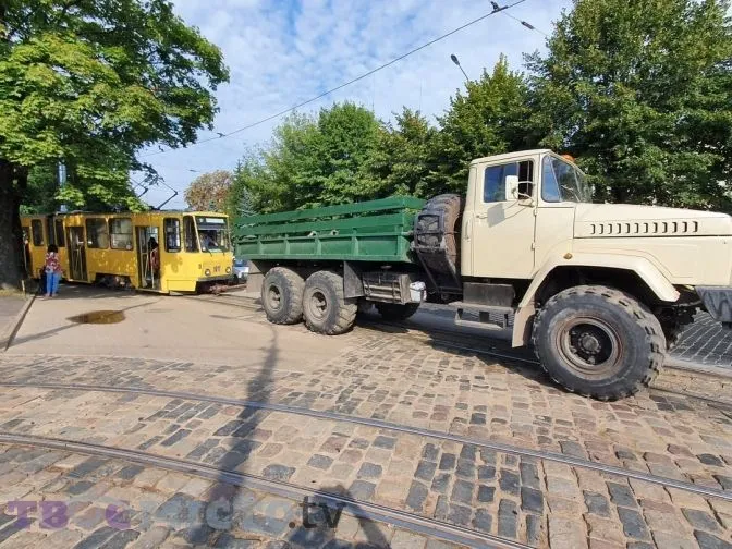 У Львові не курсує більшість трамваїв: деталі аварії на високовольтній лінії в депо