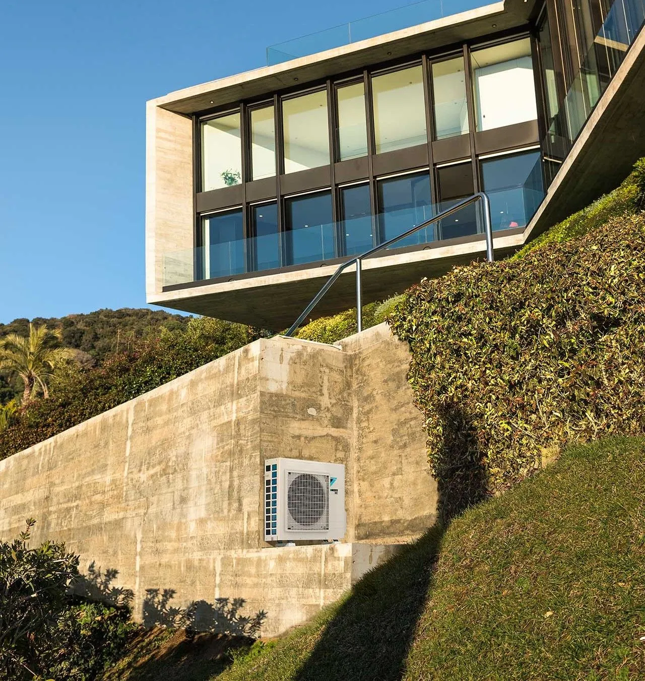 Холодагент R-32 поглинає і виділяє більше тепла, забезпечуючи кращу роботу компресора Холодагент R-32 поглинає і виділяє більше тепла, забезпечуючи кращу роботу компресора