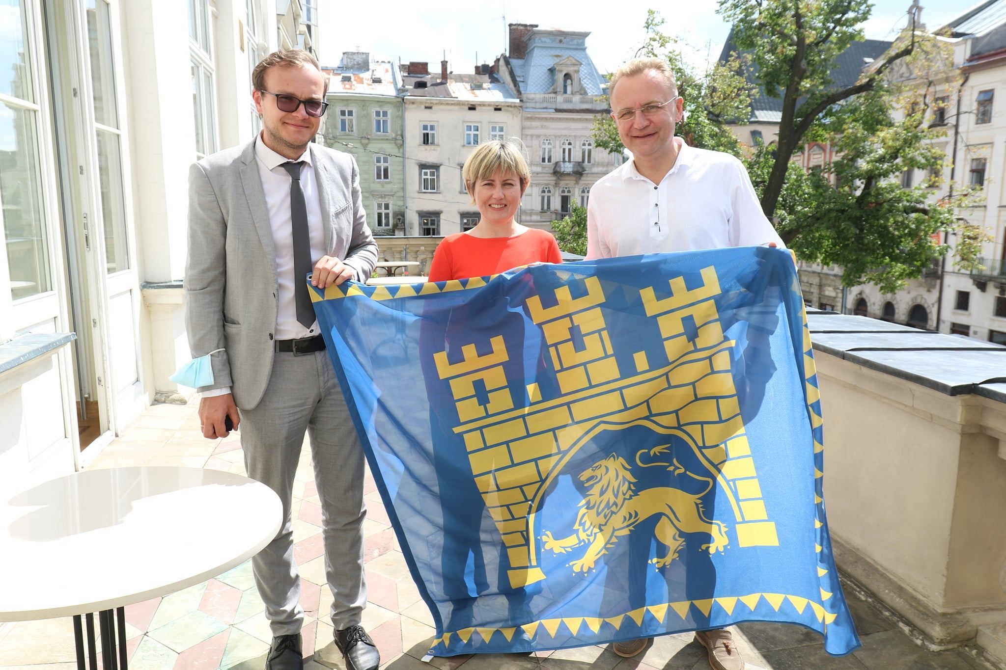 Підкорила найвищі вершини світу: Садовий зустрівся з відважною львів'янкою – фото Підкорила найвищі вершини світу: Садовий зустрівся з відважною львів'янкою – фото