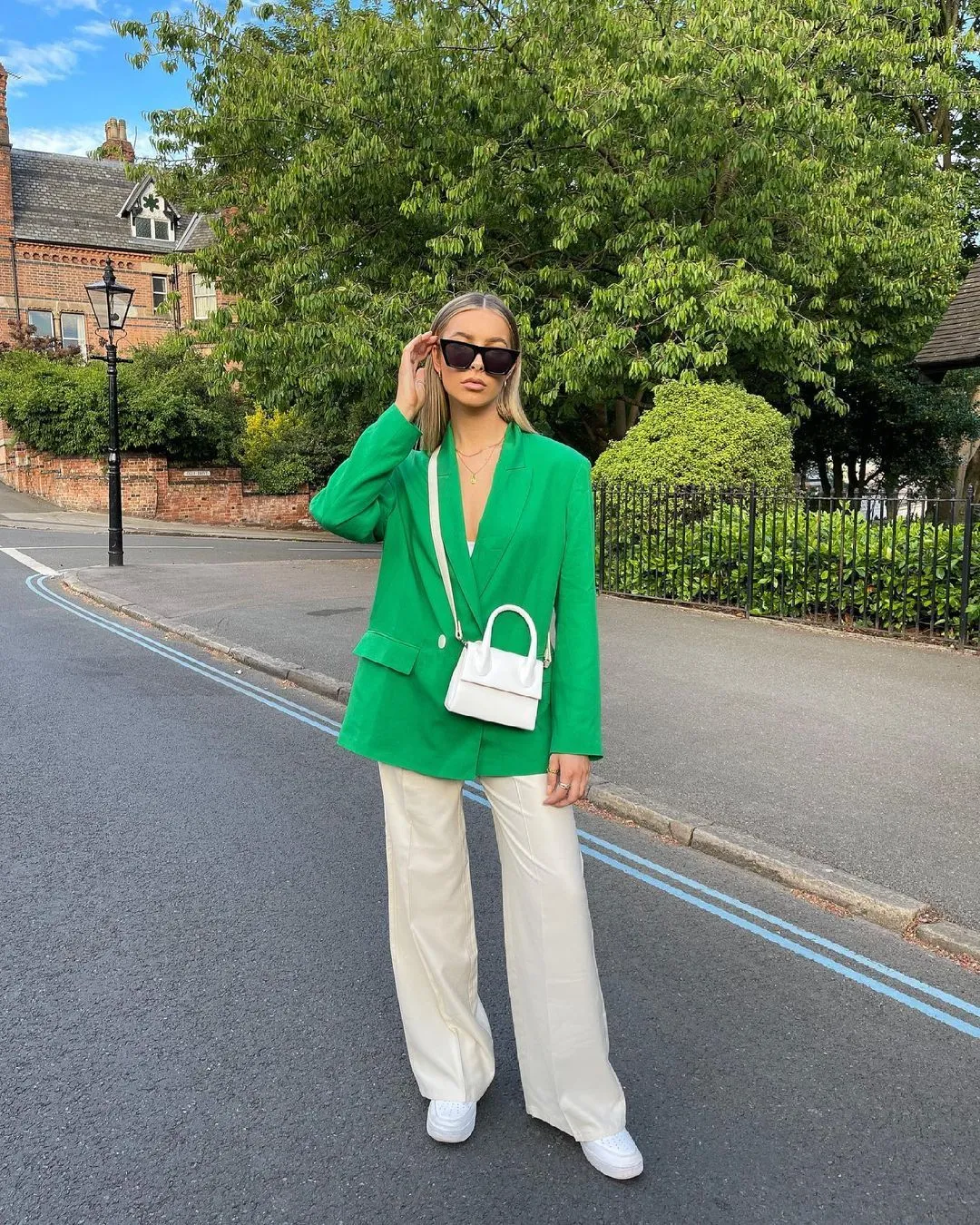 Модні образи з білими штанами Модні образи з білими штанами