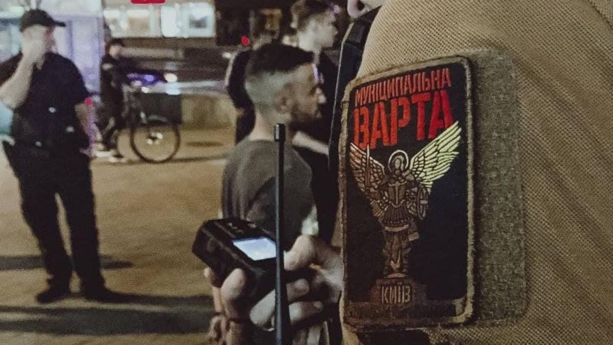 Іноземці побили чоловіка в центрі Києва: фото 18+