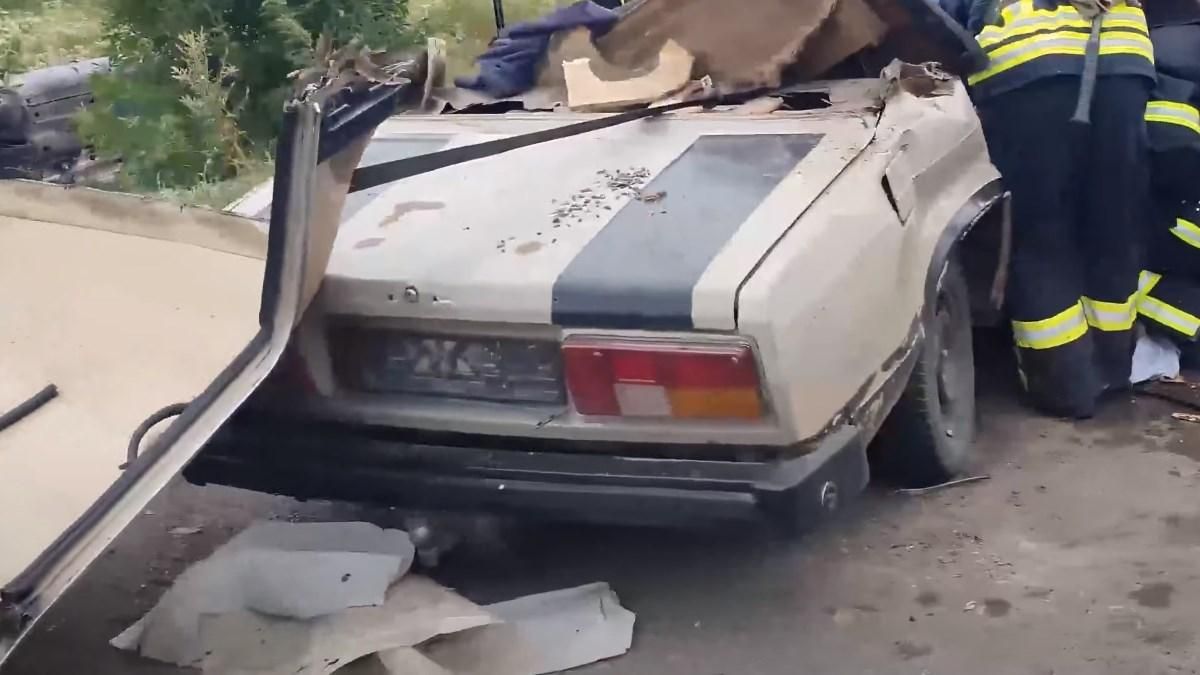 На Луганщине из-за лобового столкновения легковушек погибла женщина На Луганщине из-за лобового столкновения легковушек погибла женщина