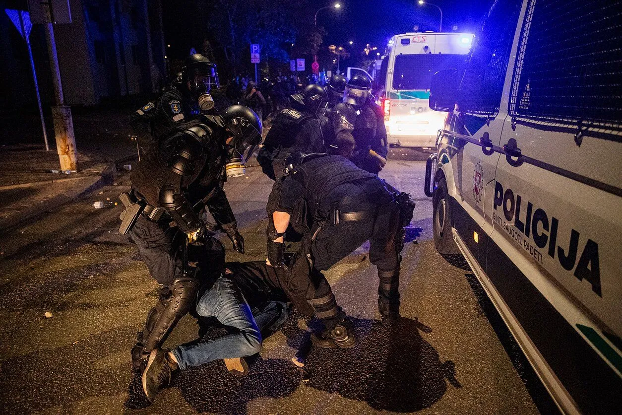 Затримання протестувальників у Вільнюсі Затримання протестувальників у Вільнюсі