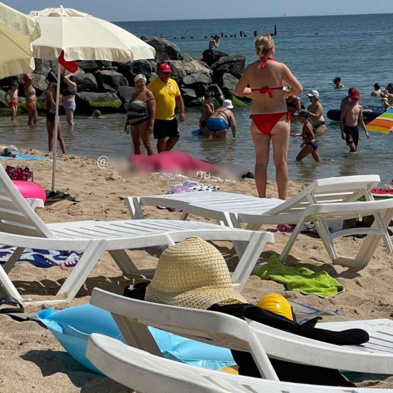 В Одесі на пляжі знову виявили труп і просто накрили його В Одесі на пляжі знову виявили труп і просто накрили його