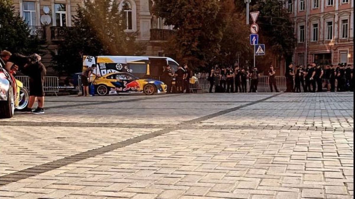 Дрифт на Софійській площі: поліцейські спостерігали – фото