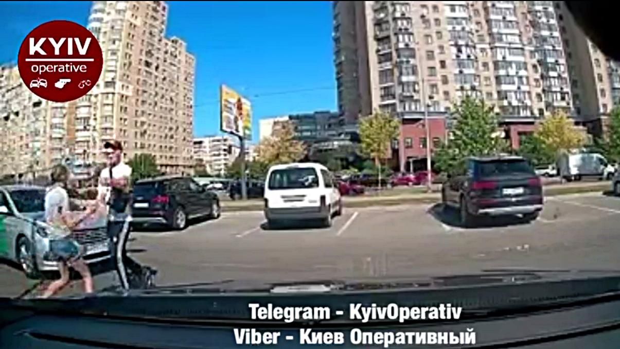 Таксист Bolt забрызгал людей баллончиком в Киеве: видео