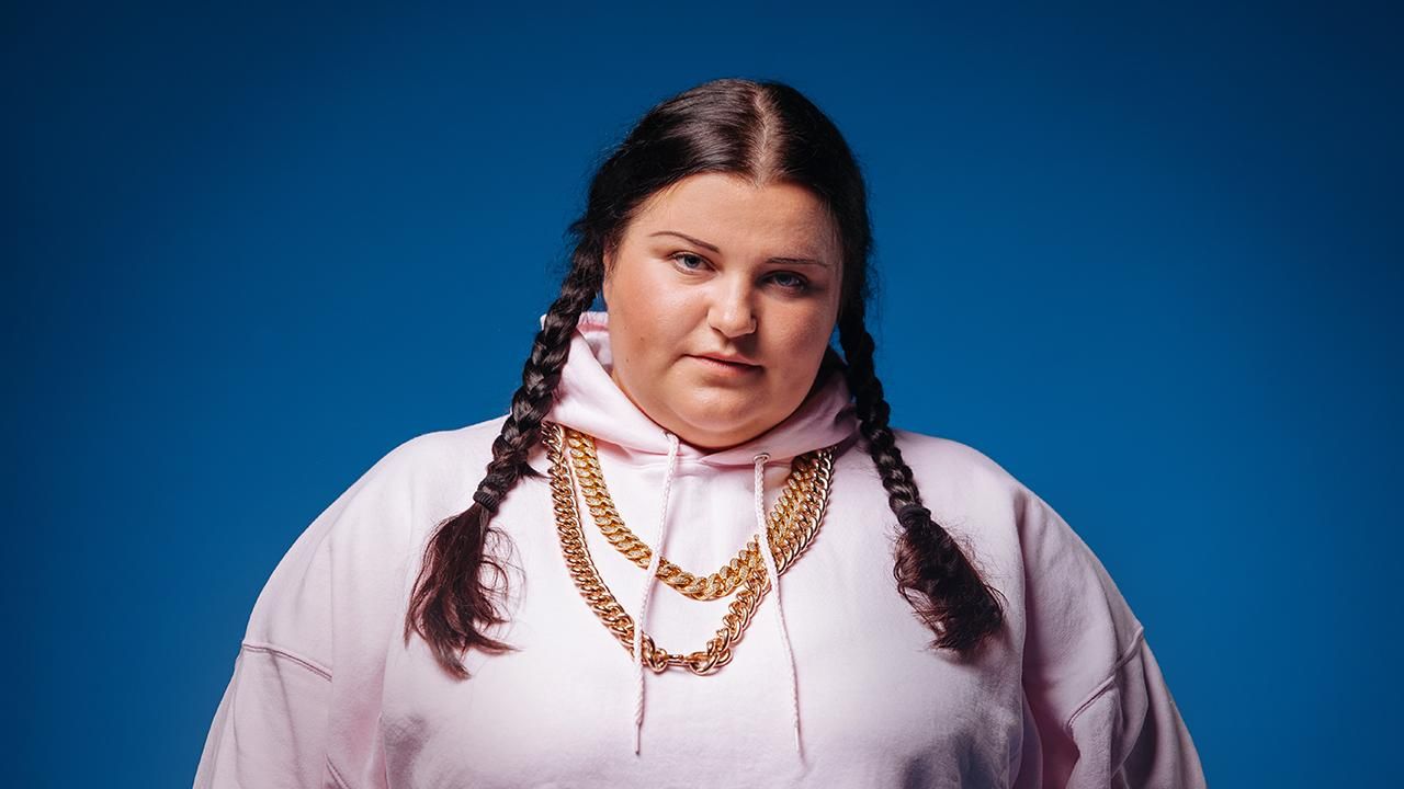 Alyona Alyona объяснила дрифт в центре Киева Alyona Alyona объяснила дрифт в центре Киева