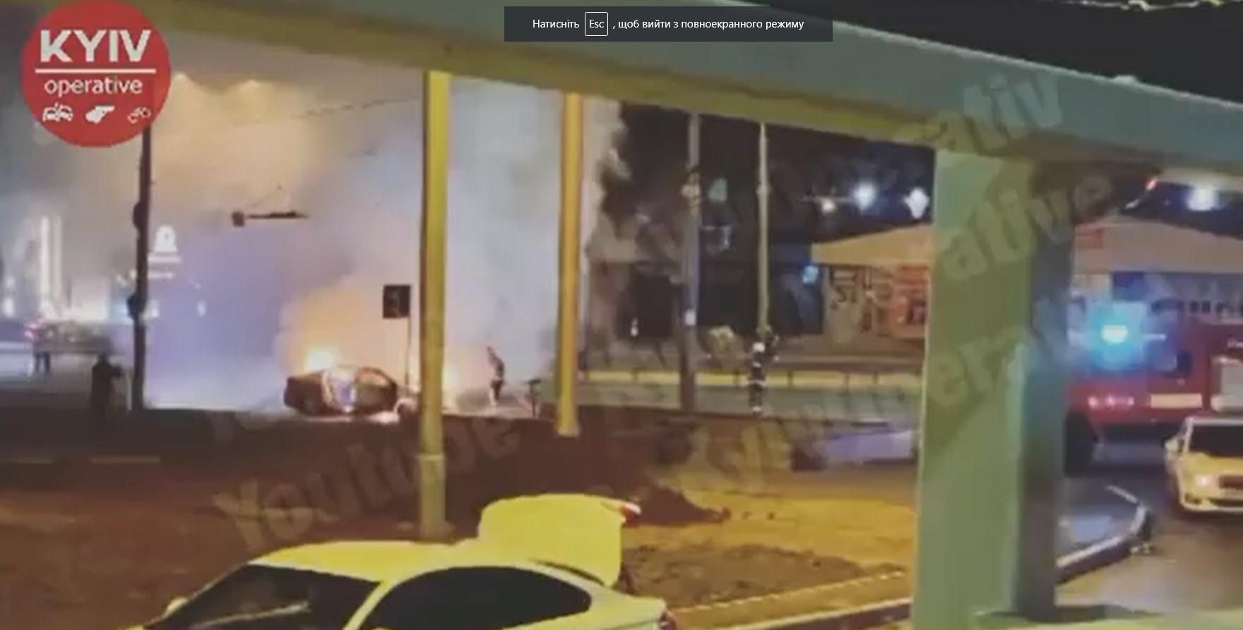 Загорівся автомобіль на Проспекті перемоги в Києві: відео Загорівся автомобіль на Проспекті перемоги в Києві: відео