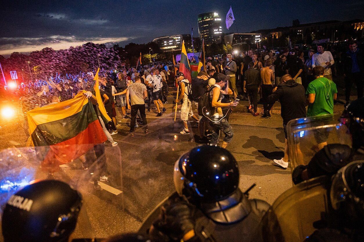 На протестах антивакцинаторів у Литві трапилися сутички: відео, фото