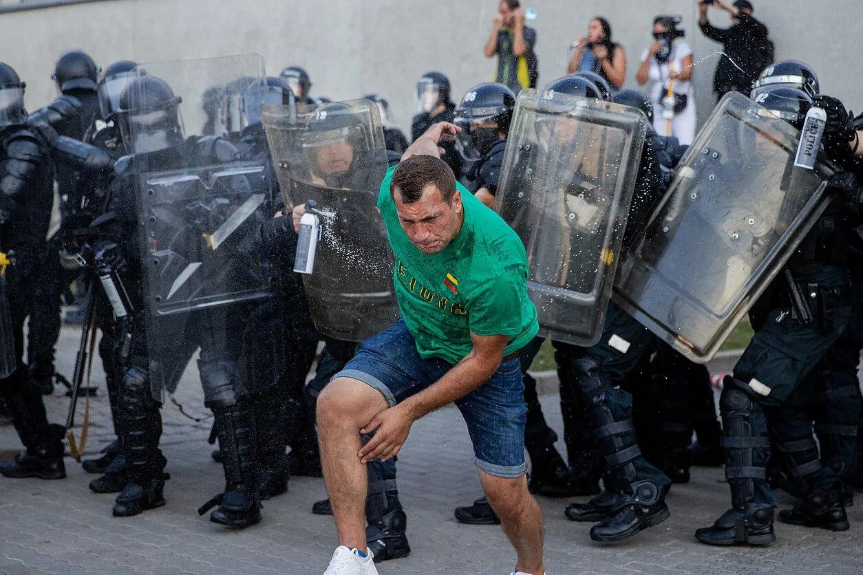 Сутички протестувальників та силовиків у Литві