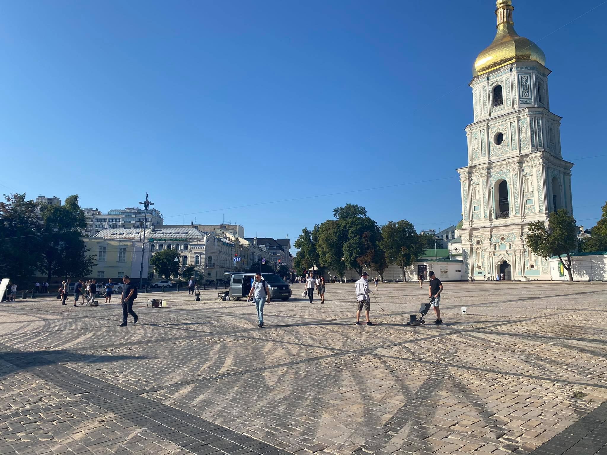 Софийскую площадь убирают от последствий дрифта Red Bull: фото, видео Софийскую площадь убирают от последствий дрифта Red Bull: фото, видео