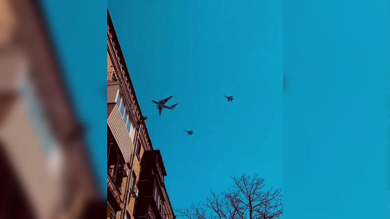 Над Киевом летали истребители: видео Над Киевом летали истребители: видео