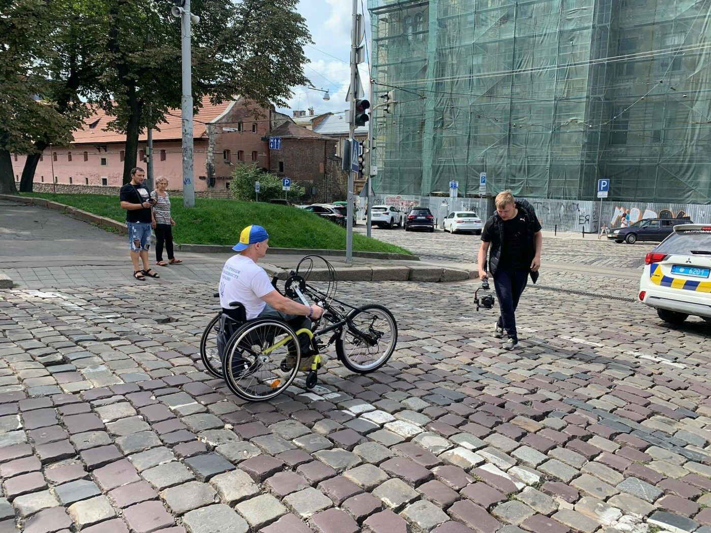 Від Карпат до Маріуполя: ветеран АТО вирушив зі Львова у пробіг на хендбайку – фото
