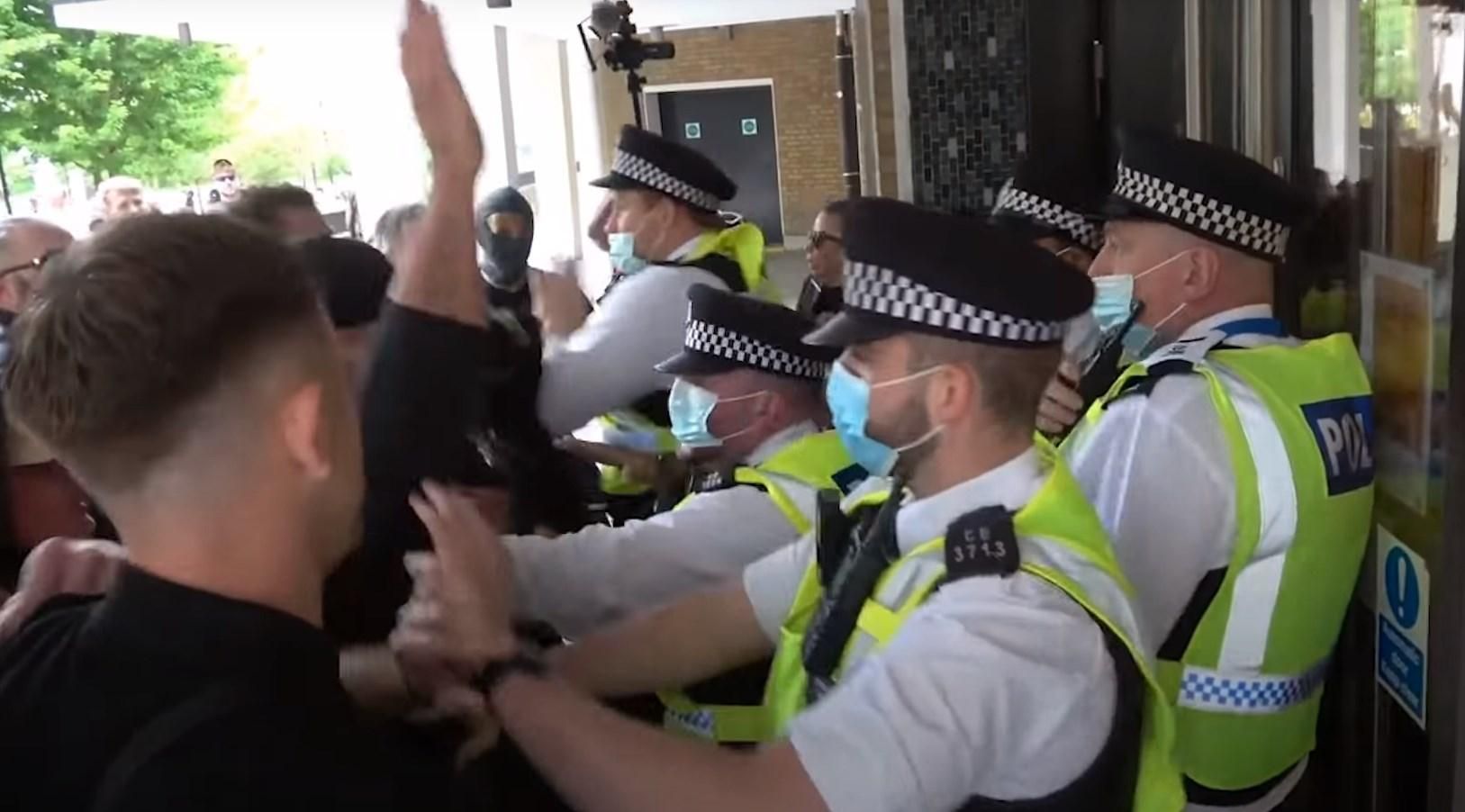 В Лондоне антивакцинаторы при попытке штурма BBC перепутали здания