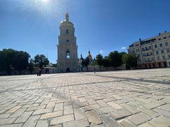 Відмивати Софійську площу від бруду після дрифту Red Bull взялися волонтери: відео