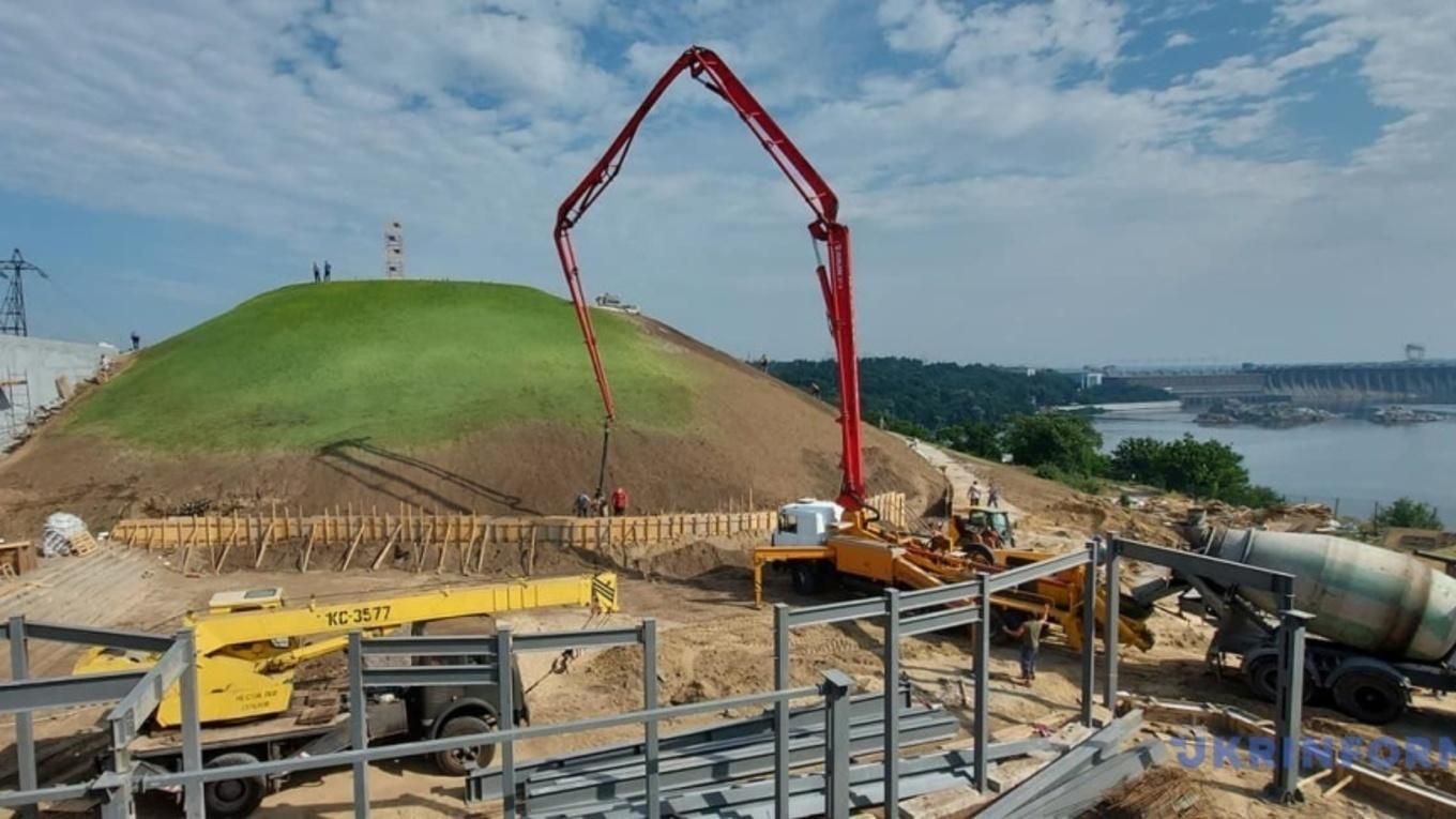 Флагшток на Хортиці до Дня Незалежності: фото Флагшток на Хортиці до Дня Незалежності: фото