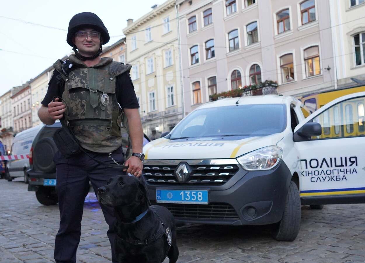 У Львові кінолог під час спецнавчань врятував чоловіка – фото У Львові кінолог під час спецнавчань врятував чоловіка – фото