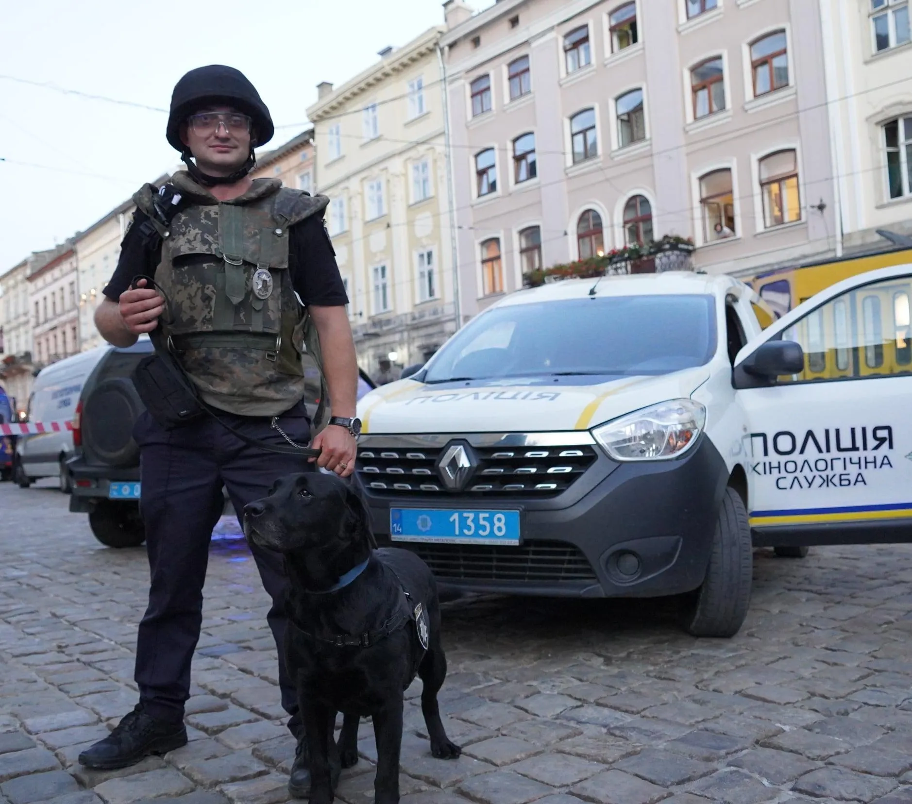 У Львові кінолог під час спецнавчань врятував чоловіка – фото