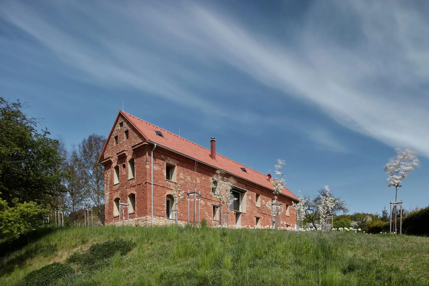 Дім всередині руїн: грандіозна реконструкція занедбаної садиби у Чехії 